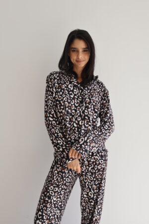 מכופתרת מנומרת