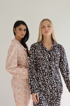 מכופתרת מנומרת