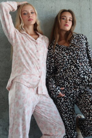 מכופתרת מנומרת